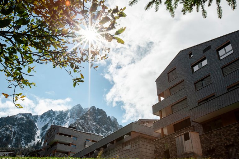 Spätsommer Aussenansicht Alpin Resort Montafon