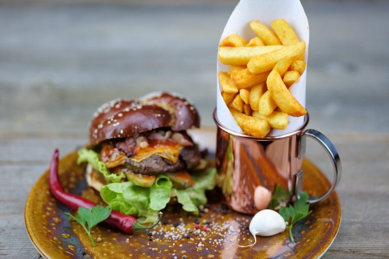 Hamburger mit Pommes Frites